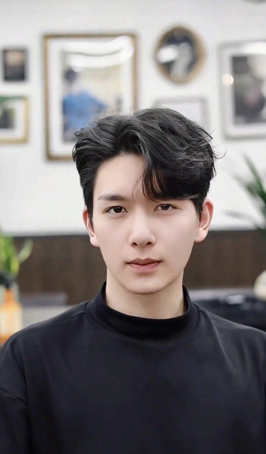 王嘉尔同款烫发,痞帅风十足,适合菱形脸