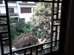 走廊观景窗看楼下花园-苏州吴宫泛太平洋酒店