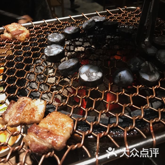 泥炉烧肉师中式炭火烤肉图片