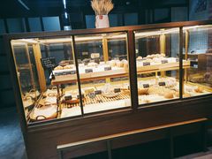 面包甜点陈列柜-啊噗吐呦现场烘焙(麦凯乐店)