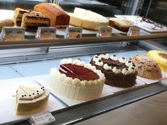 柜子里玲琅满目的蛋糕-Peet's 皮爷咖啡(东湖路手作店)