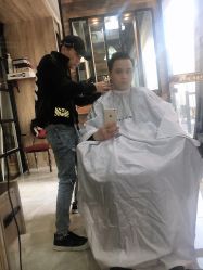 -天下皇剪新潇洒美容美发