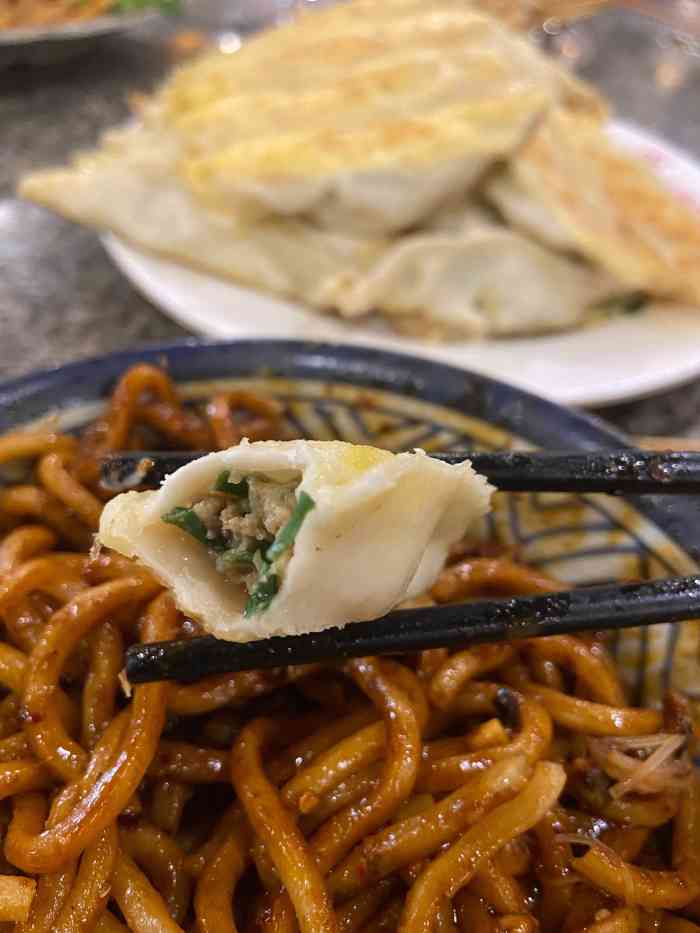 打分 小街锅贴 洛阳人从小吃到大的美食 号称锅贴天花板 味道挺好吃的