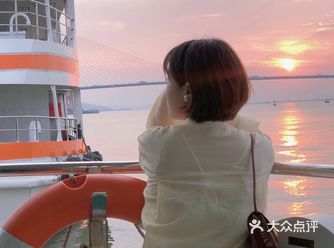 一块钱的幸福-夕阳下的轮渡