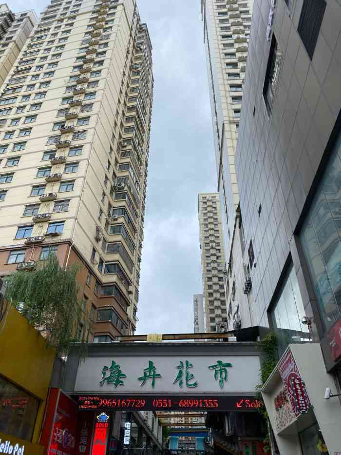 海卉文化生活街-"超级迷恋美食城里的烤鸡爪,鸡爪先卤后烤,.