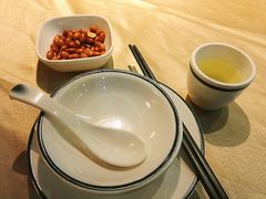 餐具摆设-翅爷家煲仔翅