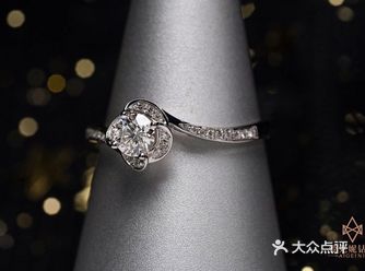 18K金玫瑰型扭臂钻戒