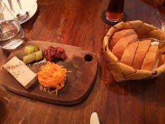 自家鹅肝酱配酸菜和冈冈法棍-羽深肉铺 Steak & Wine