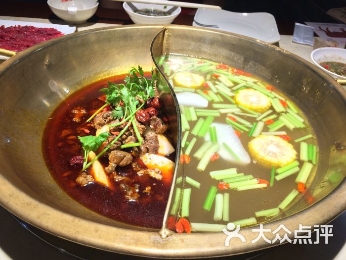 左麻右辣鲜牛肉火锅(望京店)鸳鸯锅底图片 - 第993张