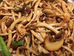 -阿瓦山寨·湘菜现炒·剁椒鱼头王(咸阳总店)
