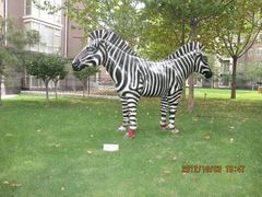 酒店花园的现代雕塑比比皆是-月亮河温泉度假酒店