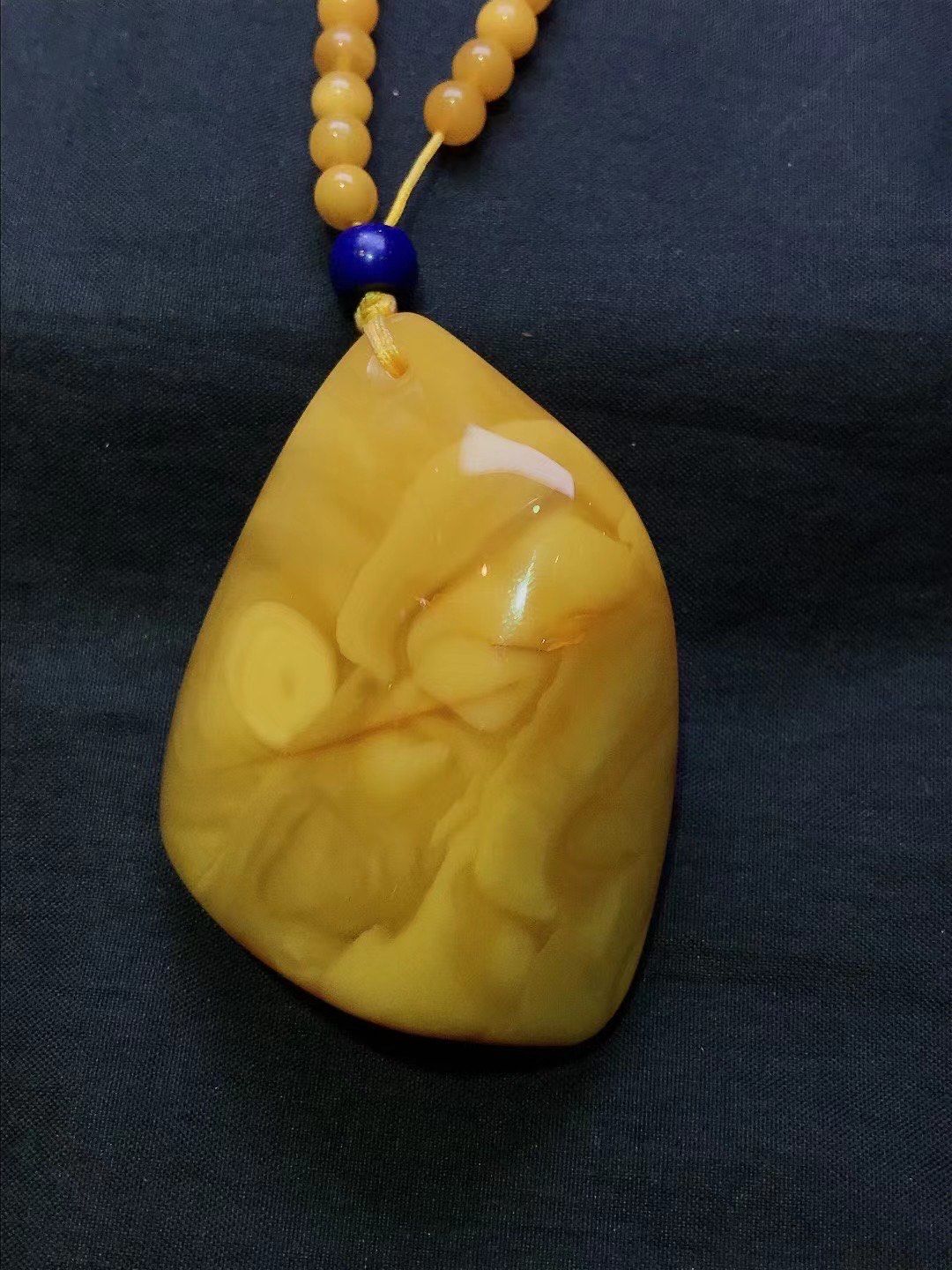 原皮鸡油黄随形蜜蜡吊坠