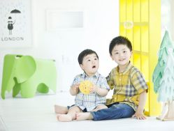 点击看大图 Cola&Oscar小兄弟合影-WPlus明星肖像亲子全家福摄影
