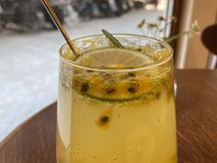 百香果气泡水-Ten Olives甜点