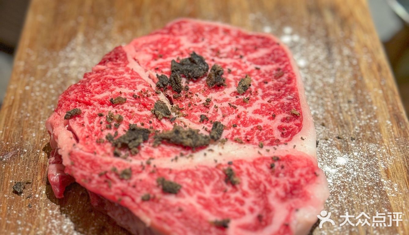 和牛烤肉天花板！肉质鲜嫩多汁，口感极佳。在这里