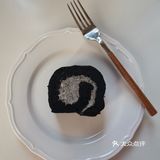 这个黑芝麻蛋糕卷是我2块多就能吃到的吗