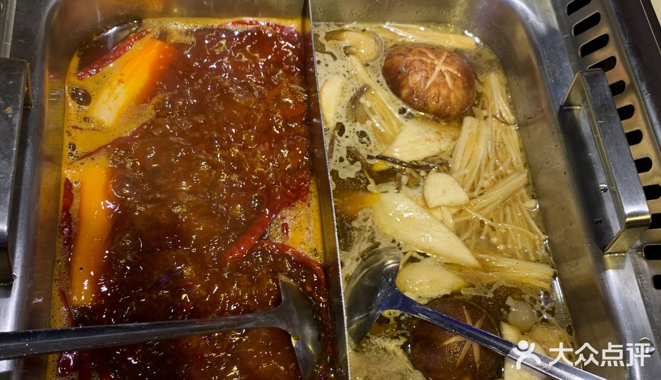锅底点了鸳鸯锅底牛油锅，虽然点了微辣