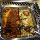 锅底点了鸳鸯锅底牛油锅，虽然点了微辣