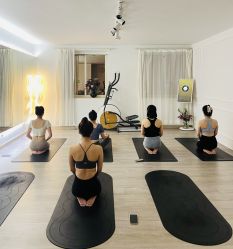 -闺蜜瑜伽·普拉提女性塑形馆