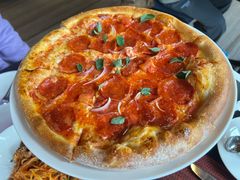 意大利腊肠比萨配腌番茄和干酪-WOLFGANG PUCK KITCHEN & BAR(迪士尼小镇店)