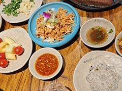 -老牌坊云南鱼豆花火锅(爱建店)