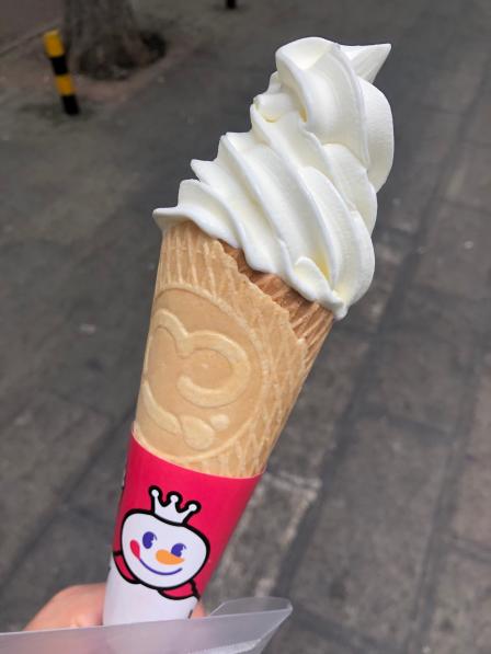 其实蜜雪冰城的甜筒还是挺好吃的也是无意间的时候发现下面的蛋桶是小