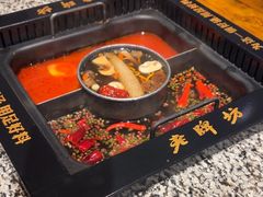 -老牌坊云南鱼豆花火锅(哈西万达店)