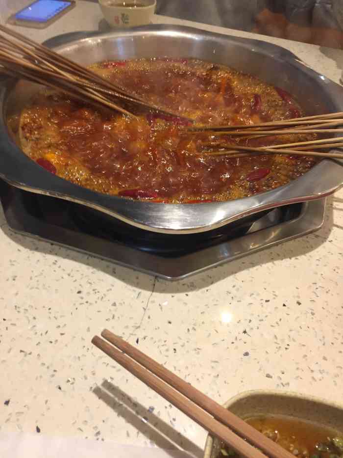 位置 如果熟悉巴南熟悉鱼洞的人,位置还是挺好找的,就在公交车旁边