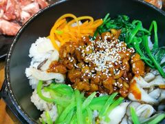 鸡腿肉石锅拌饭-·缸桶屋·韩式牛肋条自助烤肉(西湖D11店)