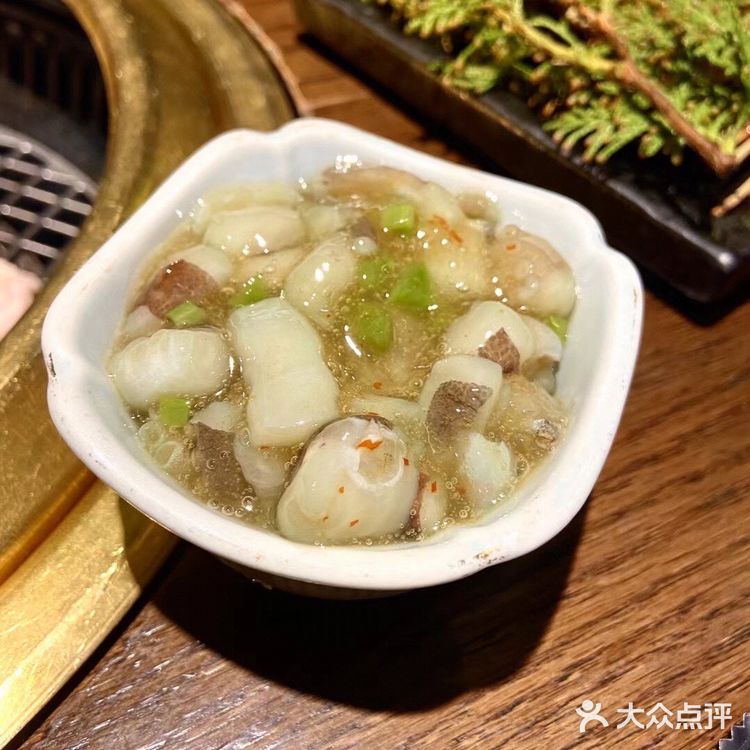 「厚切牛小排」肉质细嫩、肥厚适中，烤完肉香四溢