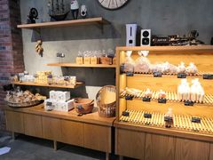 面包甜点陈列柜-啊噗吐呦现场烘焙(麦凯乐店)