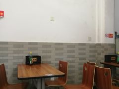 大堂-老字号眼镜子煎包汤包店