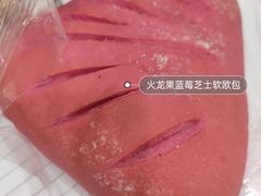 火龙果蓝莓芝士软欧包-瑞幸咖啡(北京财富中心店)