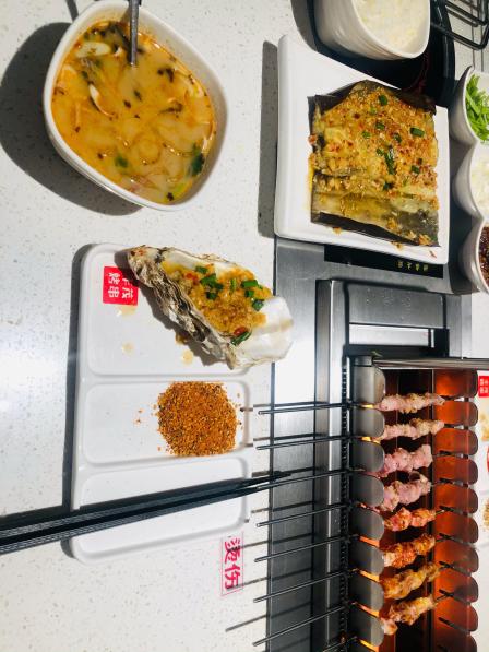 丰茂烤串(五角场店"跟很久以前一样 都是这种机器烤肉 连装修.
