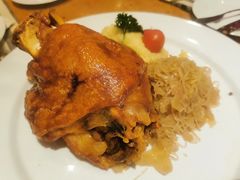 烤猪肘配酸菜土豆泥-兰特伯爵西餐厅·啤酒屋(方庄店)