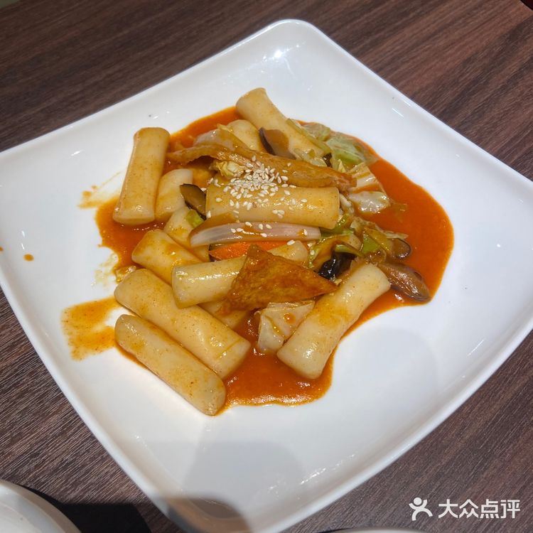 这家店专门吃韩料的，我们点了一份双人餐。小菜上的挺多的