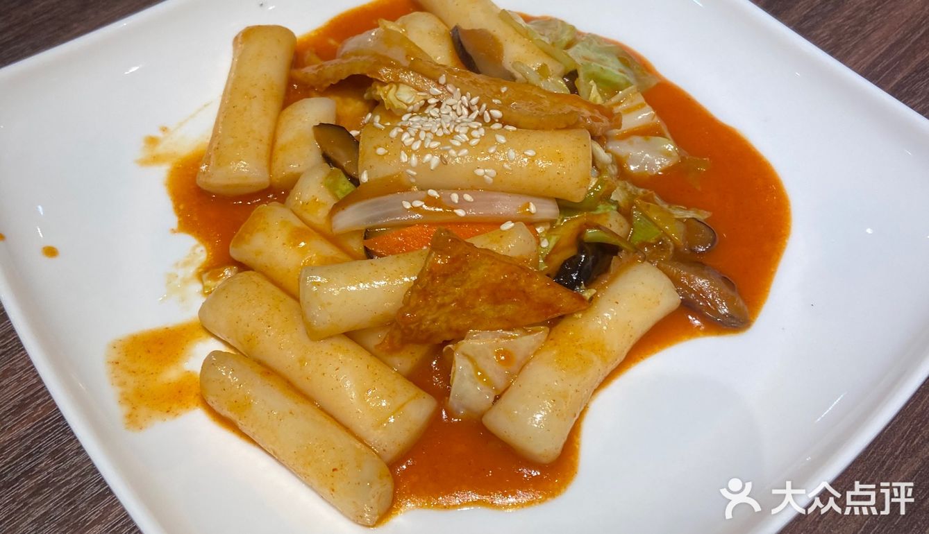 这家店专门吃韩料的，我们点了一份双人餐。小菜上的挺多的