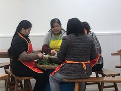 正在剪辣椒的阿姨-陈有良尖椒鸡(渝中旗舰店)