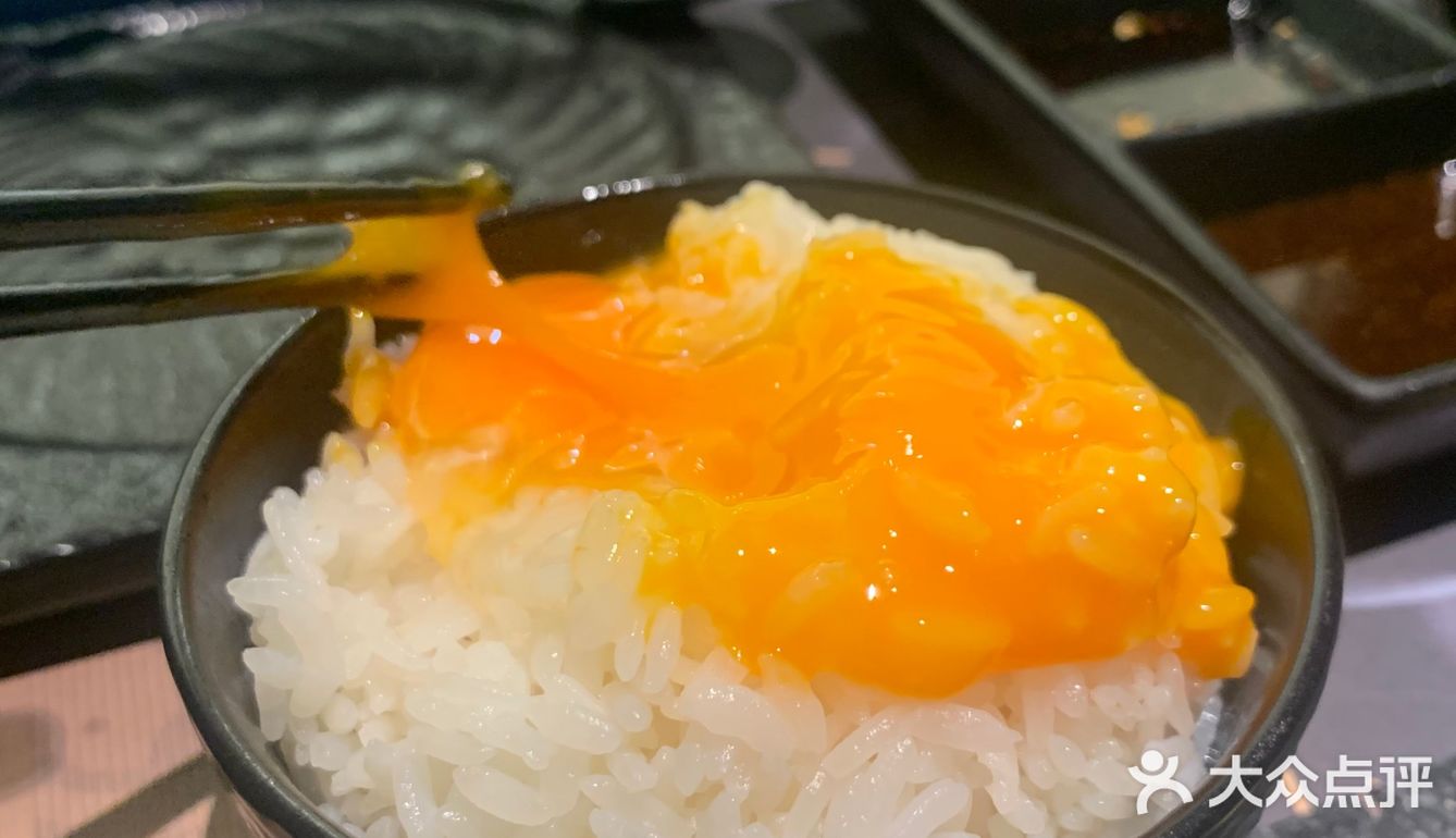 到处都是高级『黑』➕『金』的『烤🥩店』