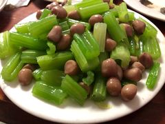 芹菜花生米-宝瑞门钉肉饼店