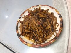 猪颈肉炒茶树菇-农家鸡宴私房菜(城东店)