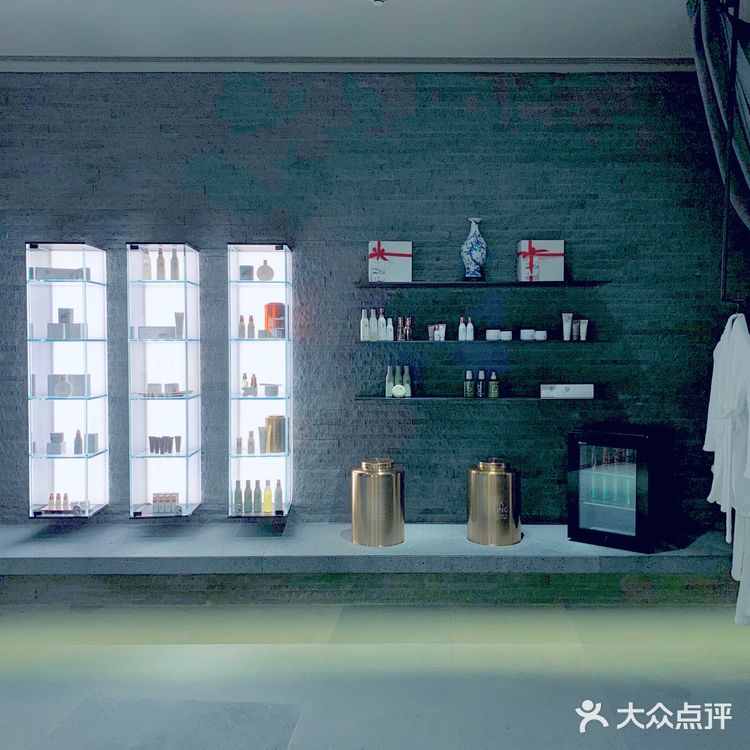 其实梳妆台不多，才2个。健身房很大