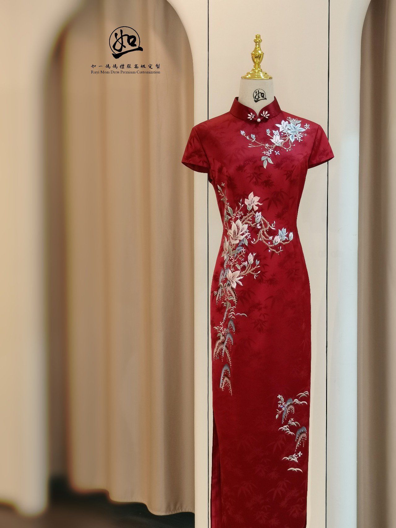 中国红绣花真丝旗袍