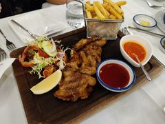 炭烧葡国黑毛猪排配炸薯条伴沙律-安东尼奥餐厅