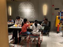 大堂-麦当劳(中山公园龙之梦店)