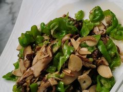 青椒炒牛肝菌-蔼若春.传承三十年云南菜(金碧公园店)