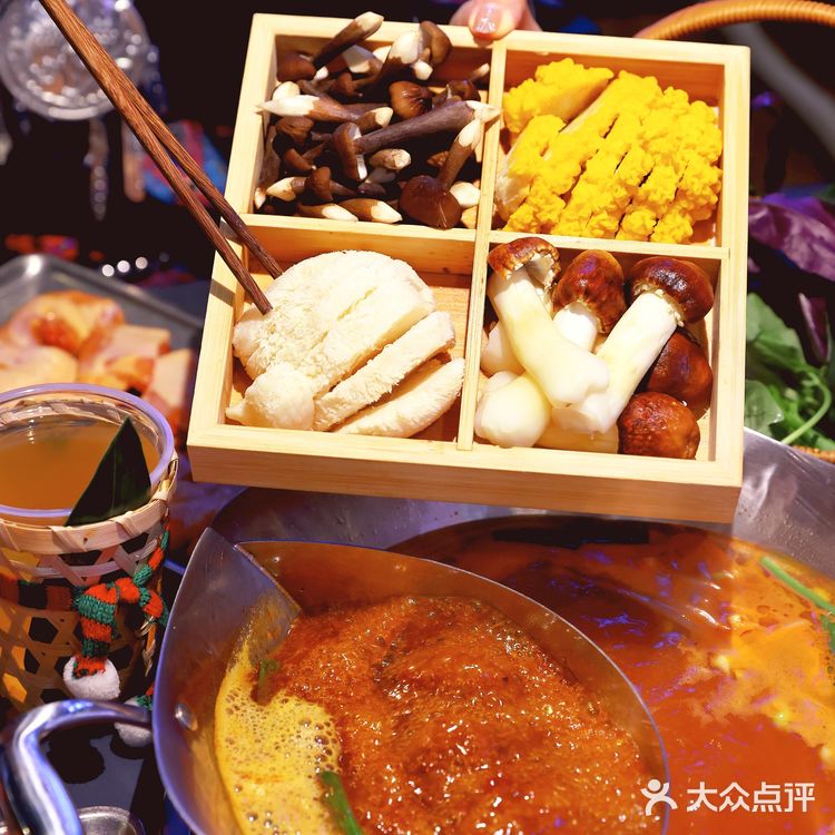 他们家大部分都是贵州空运过来的食材！汤底更不得了