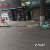 不知道什么原因，里面的桌椅都撤了