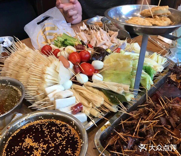 提前煮好的菜用牙签串好，荤的素的都一个价，按签收费