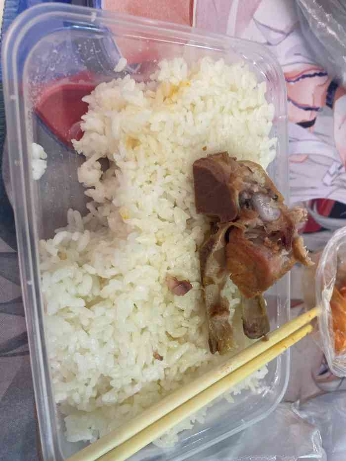 秘制排骨米饭-"[薄荷]环境:在沿街的街上,很好找,店里.